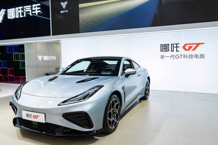 成都212哪吒汽车在智能汽车领域的表现，领途汽车在新能源汽车市场中的影响力